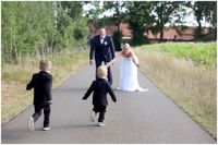 Hochzeit B rautpaar mit Kinder 